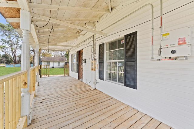 222 E Southland Avenue, Alvin, TX 77511