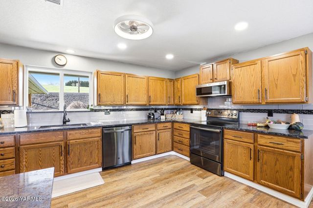 12309 Douglas Rd, Yakima, WA 98908