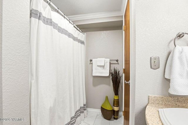 12309 Douglas Rd, Yakima, WA 98908