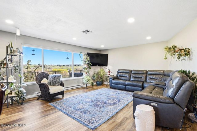 12309 Douglas Rd, Yakima, WA 98908