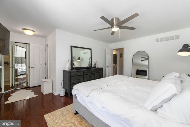 17 ESSEX PL, Newtown, PA 18940