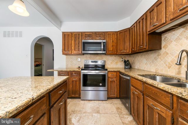 17 ESSEX PL, Newtown, PA 18940