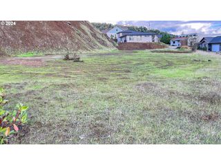 1972 Nw WAREWOOD TERRACE Ct, Roseburg, OR 97471