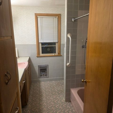 30 Woodcrest Road, Springfield, MA 01129