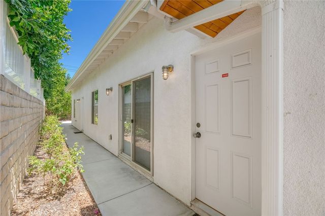 10228 Encino Avenue, Northridge, CA 91325