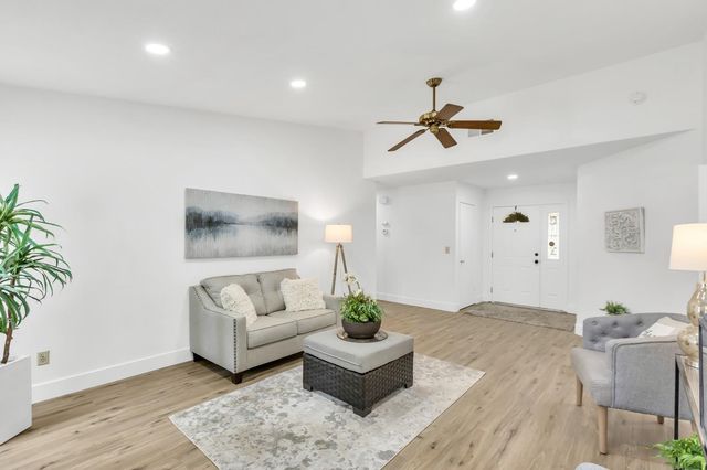 7843 Deer Creek Dr, Sacramento, CA 95823