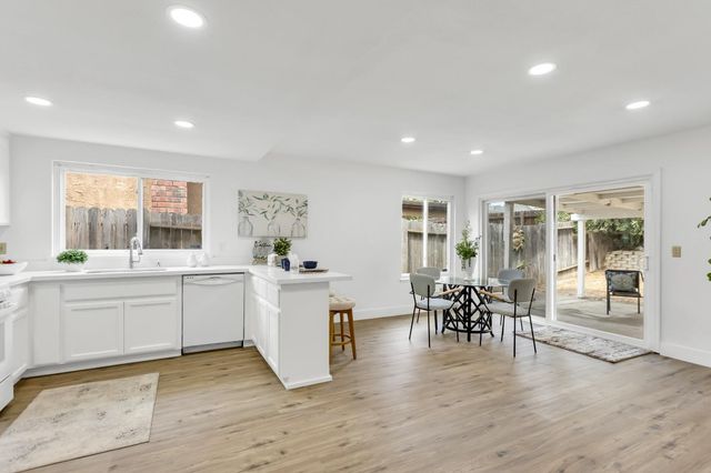 7843 Deer Creek Dr, Sacramento, CA 95823