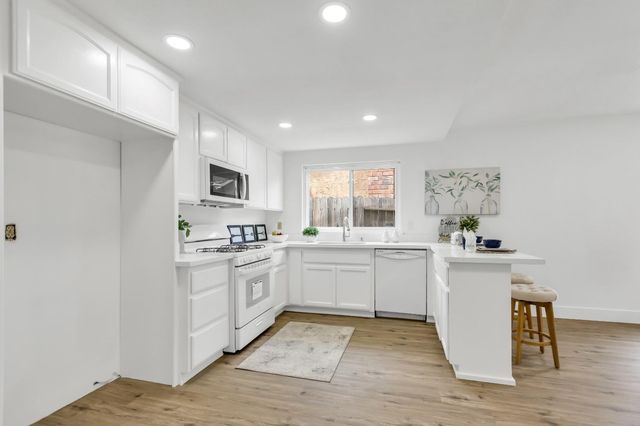 7843 Deer Creek Dr, Sacramento, CA 95823