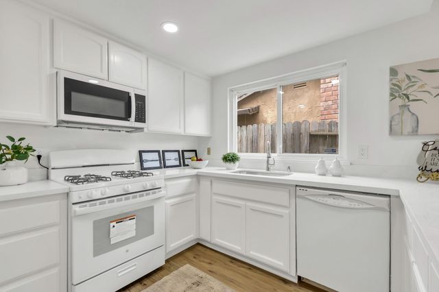 7843 Deer Creek Dr, Sacramento, CA 95823