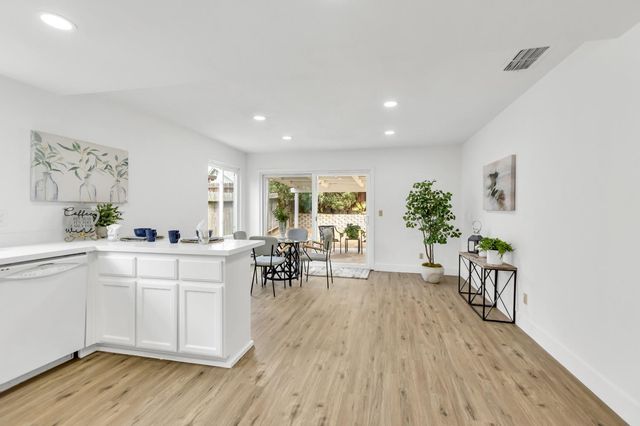 7843 Deer Creek Dr, Sacramento, CA 95823