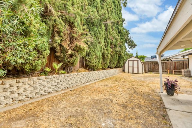 7843 Deer Creek Dr, Sacramento, CA 95823