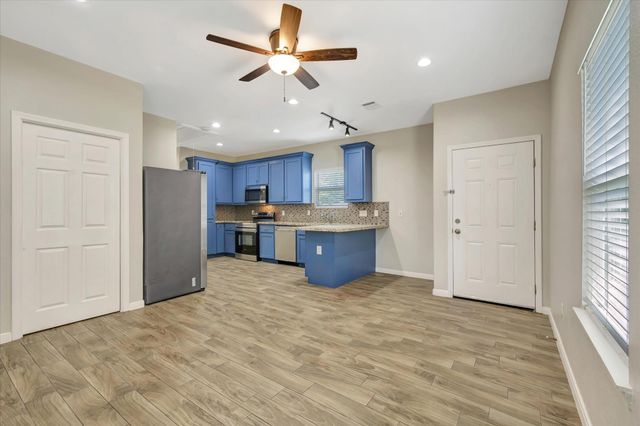 904 W Sealy Street A, Alvin, TX 77511