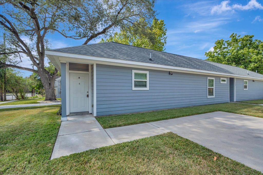 904 W Sealy Street A, Alvin, TX 77511