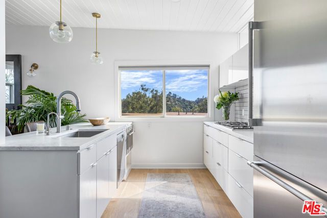 8656 Skyline Drive, Los Angeles, CA 90046