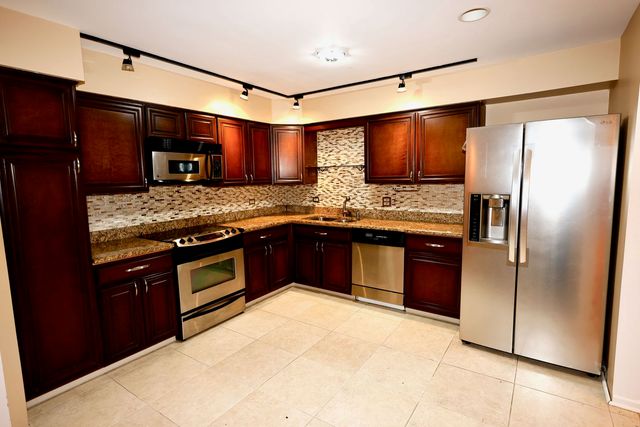 3950 Dundee Road 302, Northbrook, IL 60062