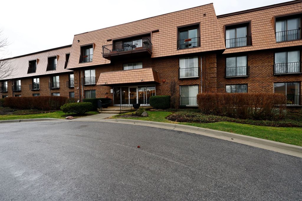 3950 Dundee Road 302, Northbrook, IL 60062