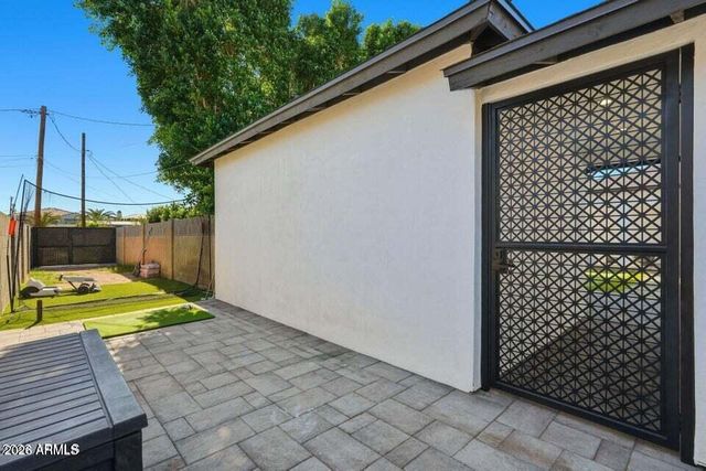 3901 E WELDON Avenue, Phoenix, AZ 85018