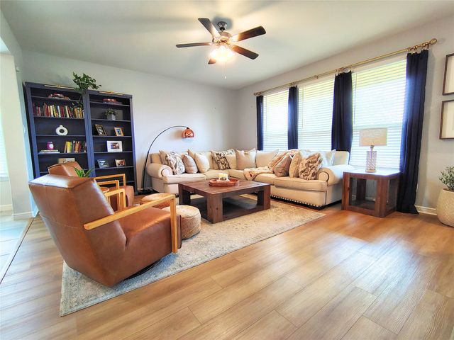 423 Regatta Lane, Azle, TX 76020