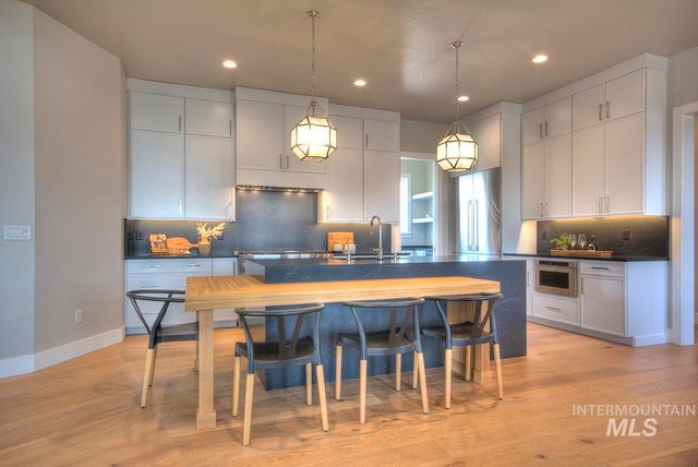 555 Century Ave, Middleton, ID 83644