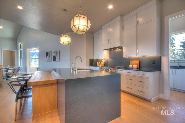 555 Century Ave, Middleton, ID 83644