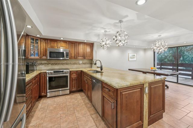 121 SW 96th Ter 205, Plantation, FL 33324