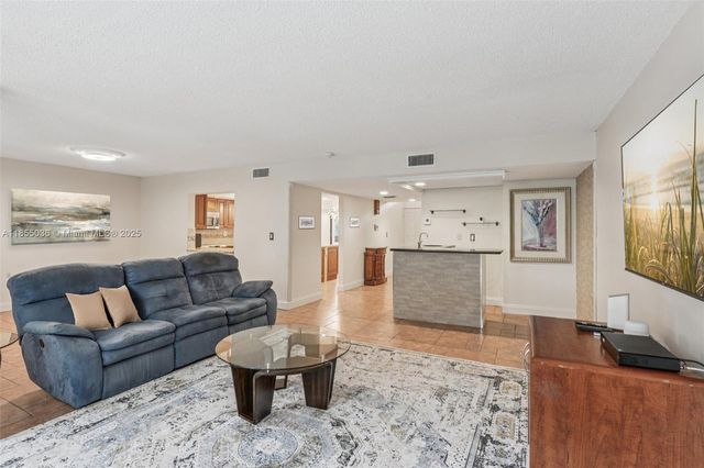 121 SW 96th Ter 205, Plantation, FL 33324