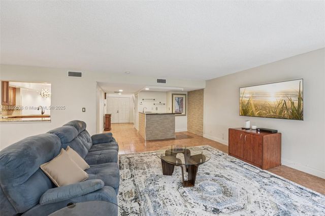 121 SW 96th Ter 205, Plantation, FL 33324