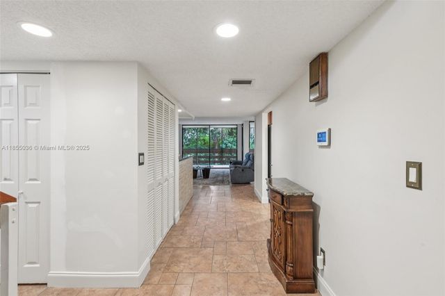 121 SW 96th Ter 205, Plantation, FL 33324