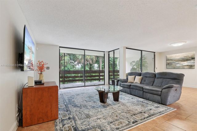 121 SW 96th Ter 205, Plantation, FL 33324