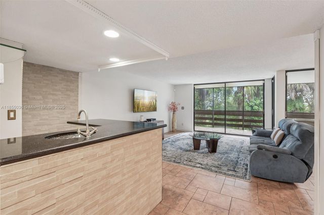 121 SW 96th Ter 205, Plantation, FL 33324