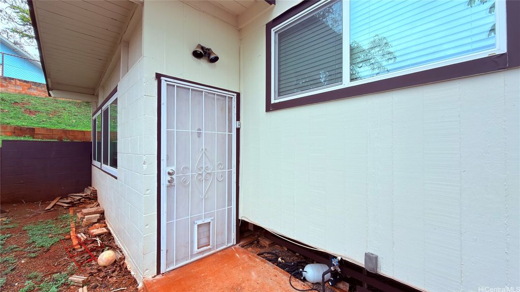 94-1086 Lumihoahu Street B, Waipahu, HI 96797