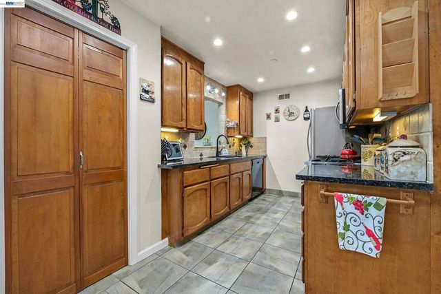 25483 Lindenwood Way, Hayward, CA 94545