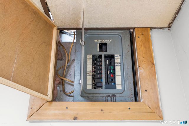 17 Dune Road, Enfield, CT 06082