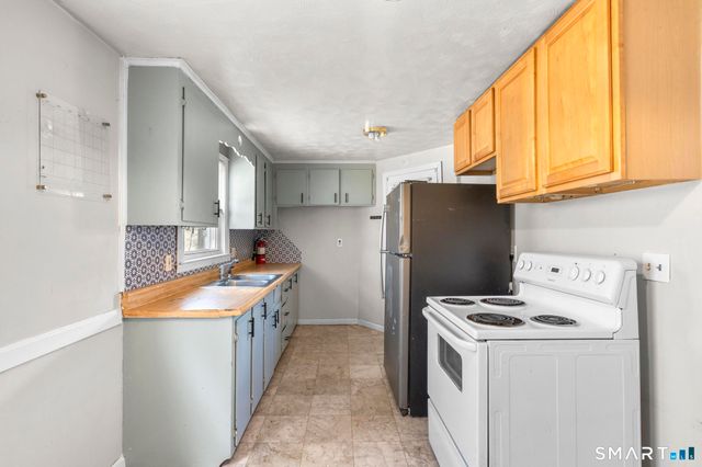 17 Dune Road, Enfield, CT 06082