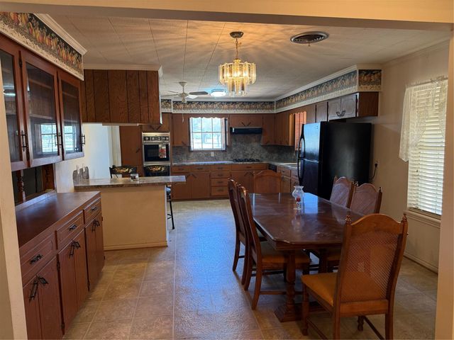 285 Meadowview Drive, El Campo, TX 77437