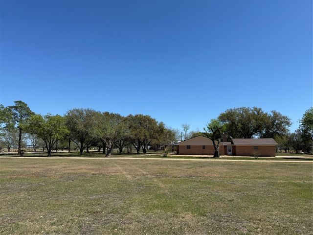 285 Meadowview Drive, El Campo, TX 77437