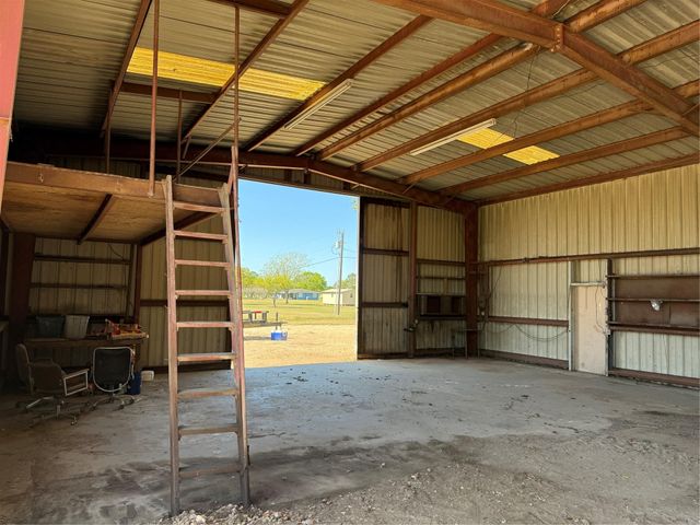 285 Meadowview Drive, El Campo, TX 77437