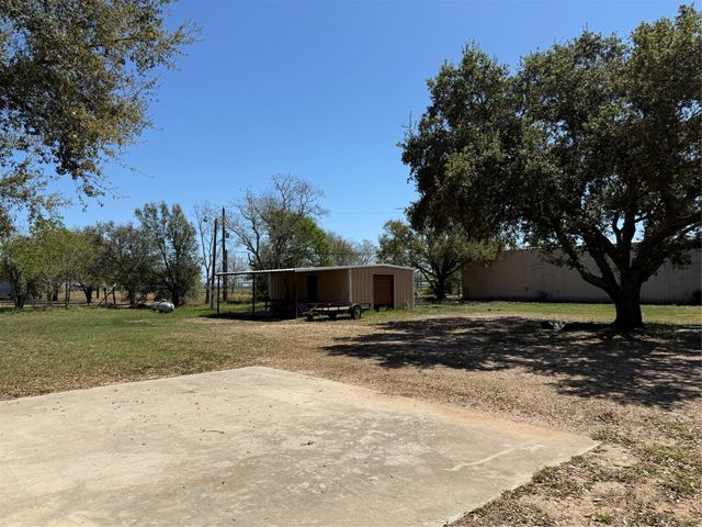 285 Meadowview Drive, El Campo, TX 77437
