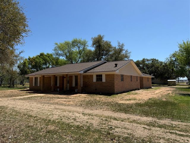 285 Meadowview Drive, El Campo, TX 77437