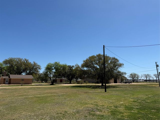 285 Meadowview Drive, El Campo, TX 77437