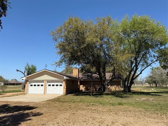 285 Meadowview Drive, El Campo, TX 77437