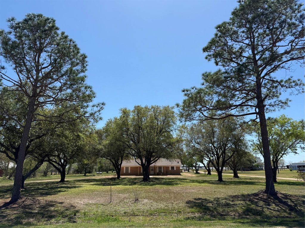 285 Meadowview Drive, El Campo, TX 77437