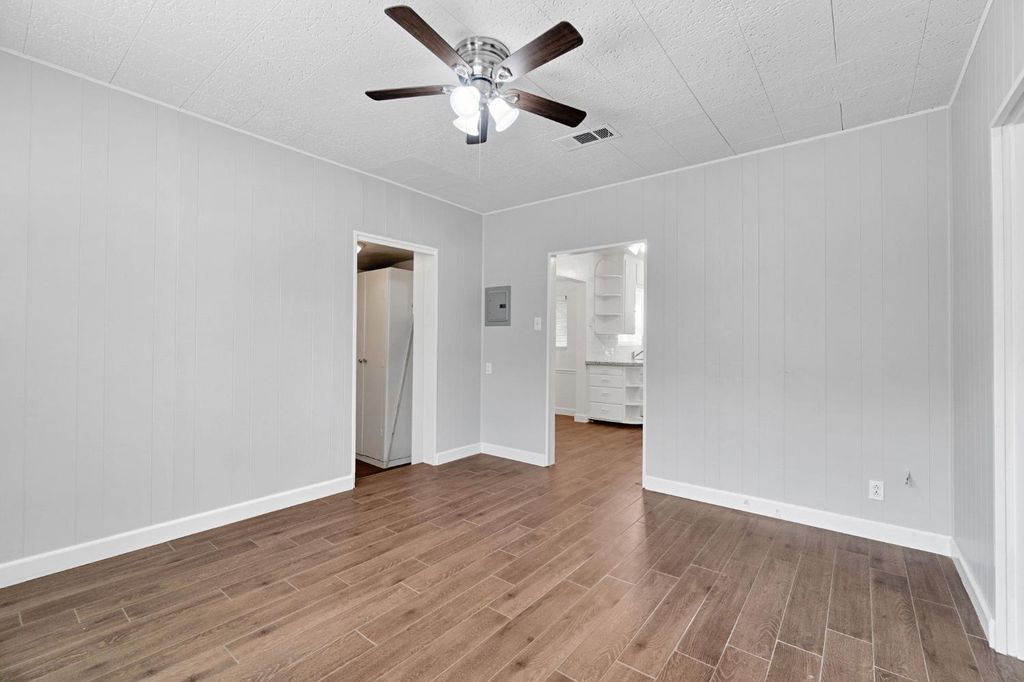 Image 13 of property listing at 1319 W Terrace Avenue, Fresno, CA 93705