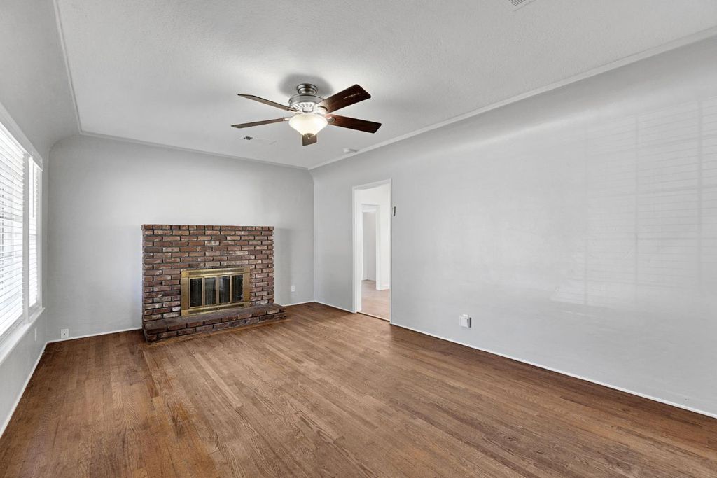 Image 3 of property listing at 1319 W Terrace Avenue, Fresno, CA 93705