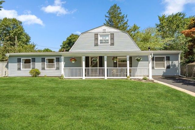 1 Grendon Lane, Farmingville, NY 11738