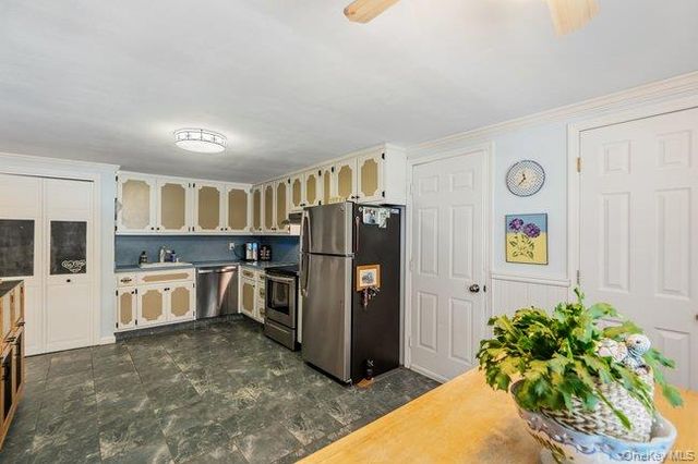 1 Grendon Lane, Farmingville, NY 11738