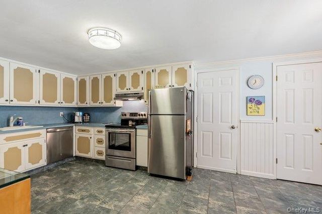 1 Grendon Lane, Farmingville, NY 11738