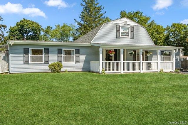 1 Grendon Lane, Farmingville, NY 11738