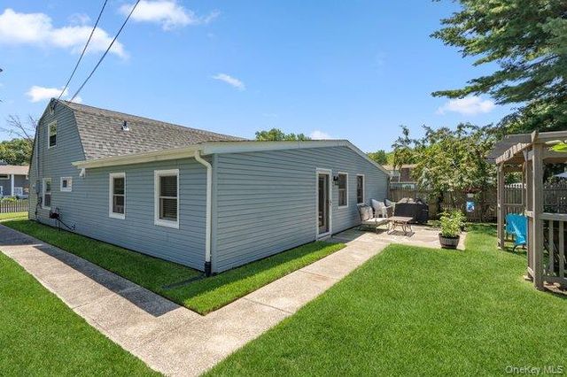 1 Grendon Lane, Farmingville, NY 11738