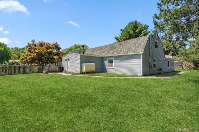 1 Grendon Lane, Farmingville, NY 11738
